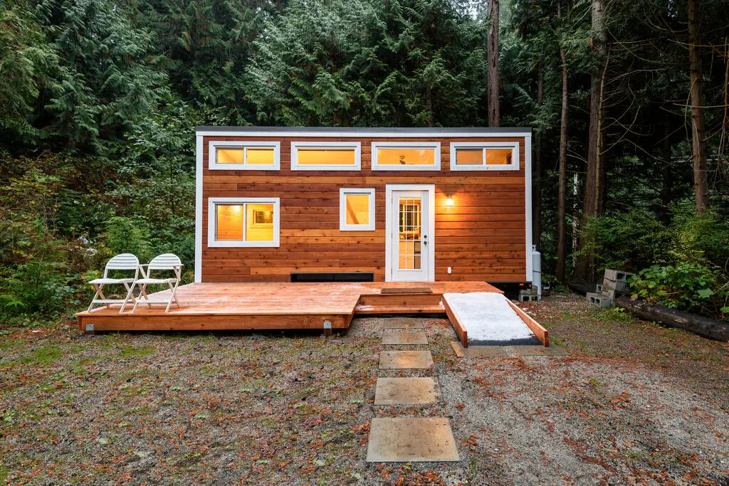 tiny-house-kleines-haus-wohnung-wohnen-04 Kleines hölzernes Tiny Haus im Wald.